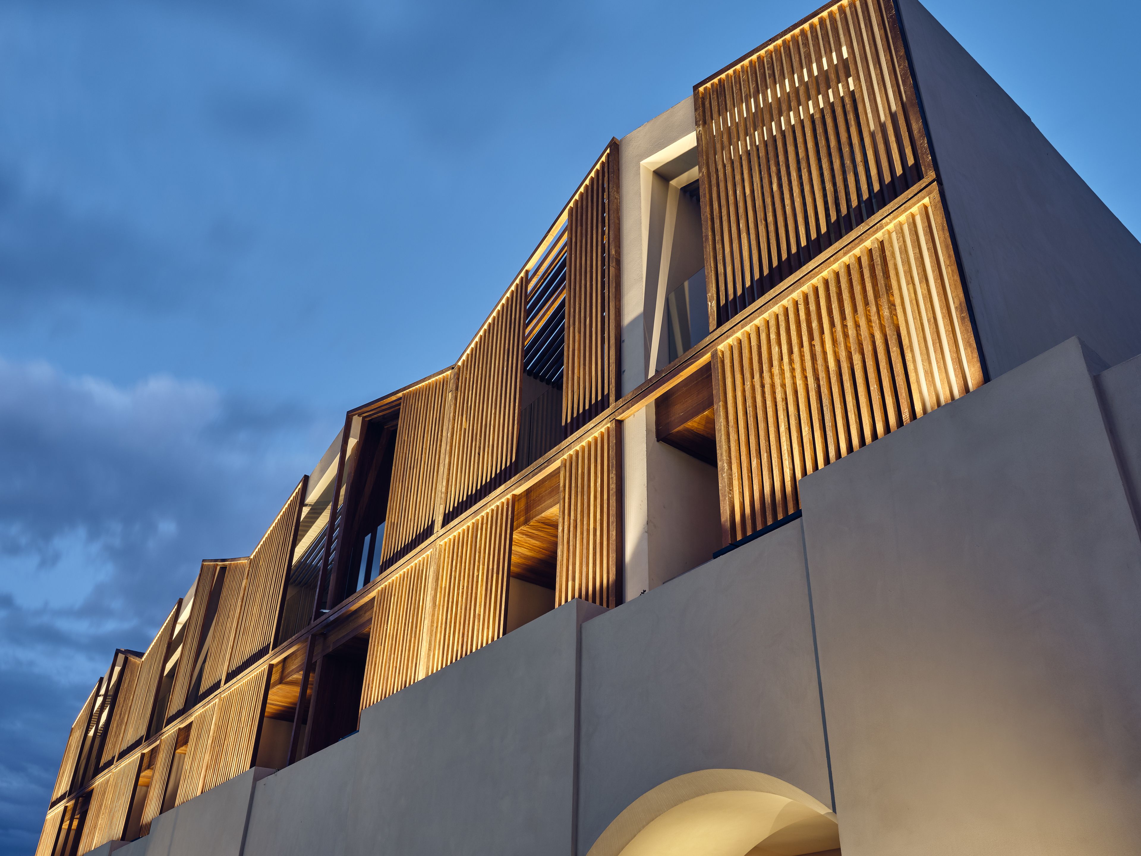 Un bâtiment moderne doté d’une façade géométrique et de nombreux balcons.