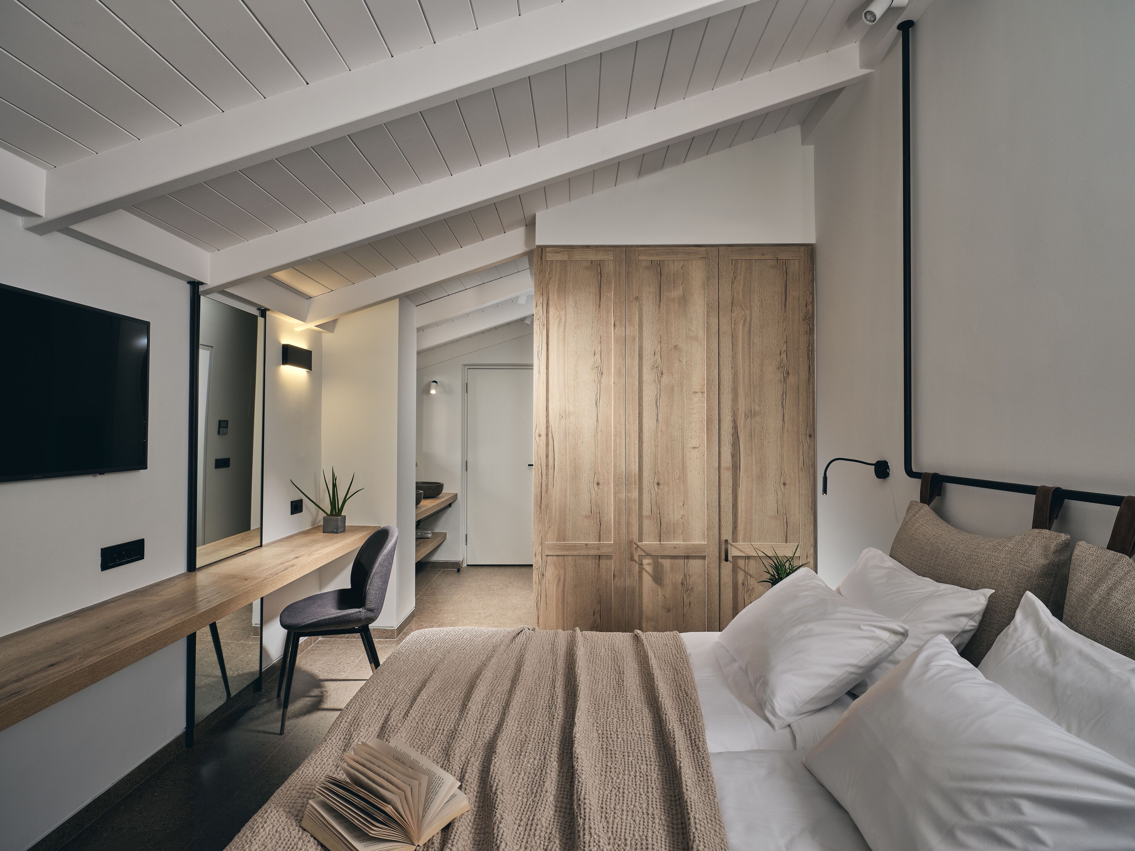 Executive Room (2 persons) | In-room safe, desk, blackout drapes, soundproofing