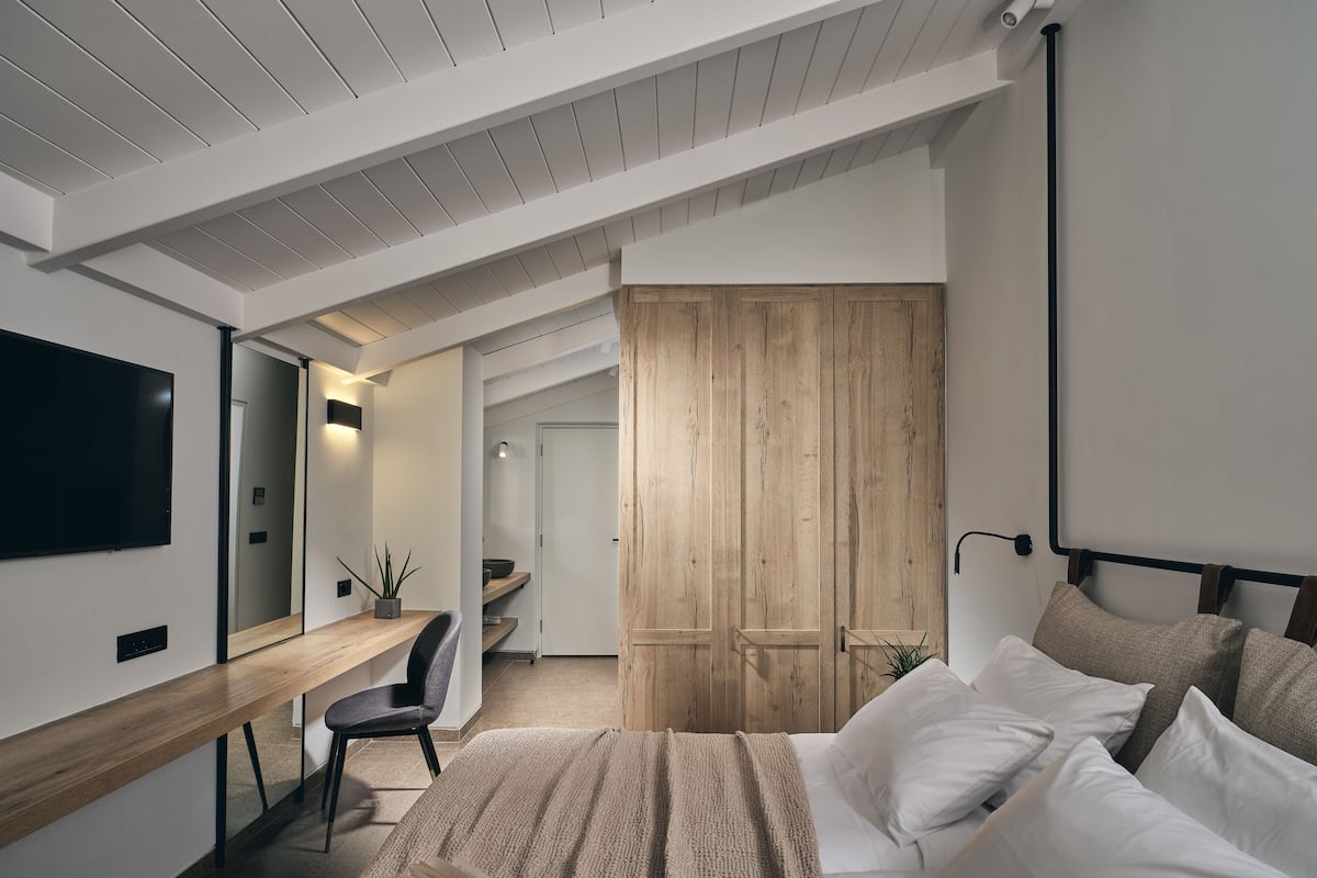 Executive Room (2 persons) | In-room safe, desk, blackout drapes, soundproofing