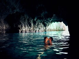 Una spiaggia nelle vicinanze, lettini da mare, ombrelloni