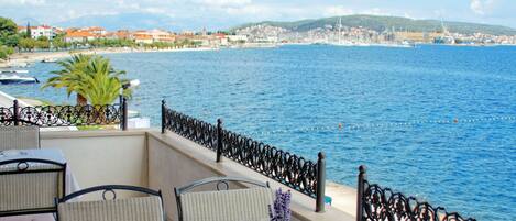 Breakfast and dinner served