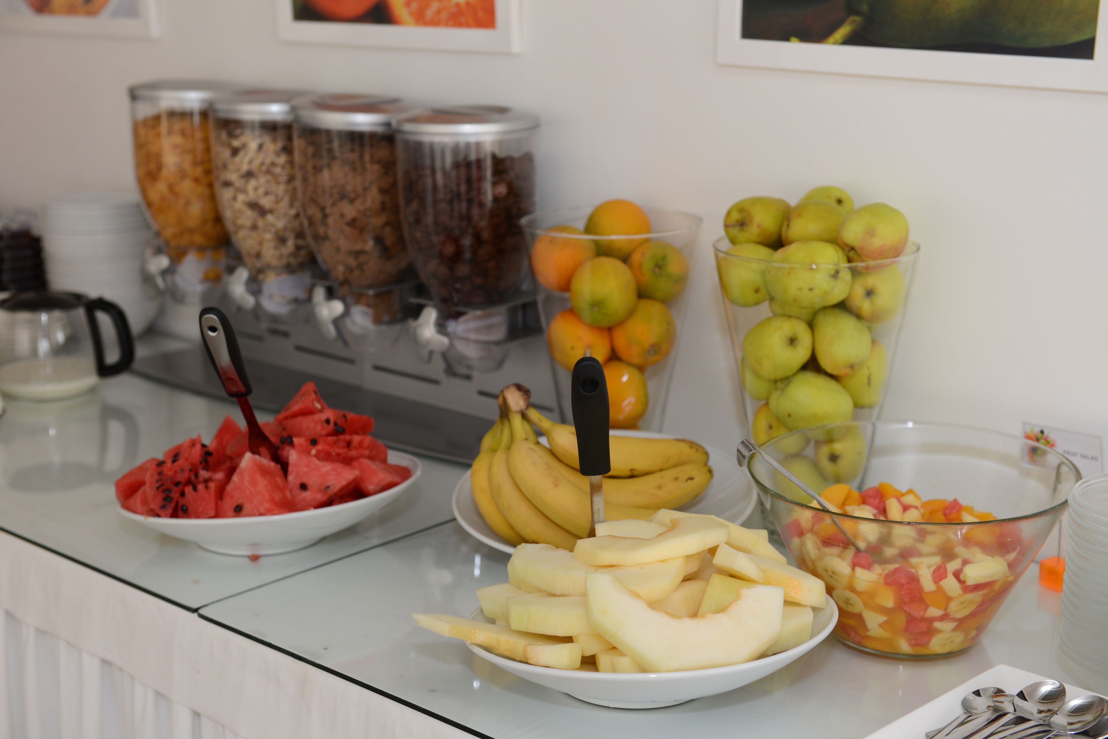 Une table de buffet avec divers fruits et un couteau.
