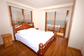 Panoramic Apartment | In-room safe, desk, soundproofing, iron/ironing board