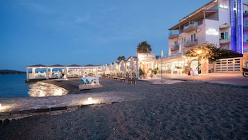 Plage, chaises longues, parasols