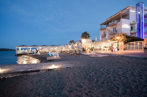 Na praia, espreguiçadeiras, guarda-sóis