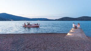 På stranden, solsenger og parasoller