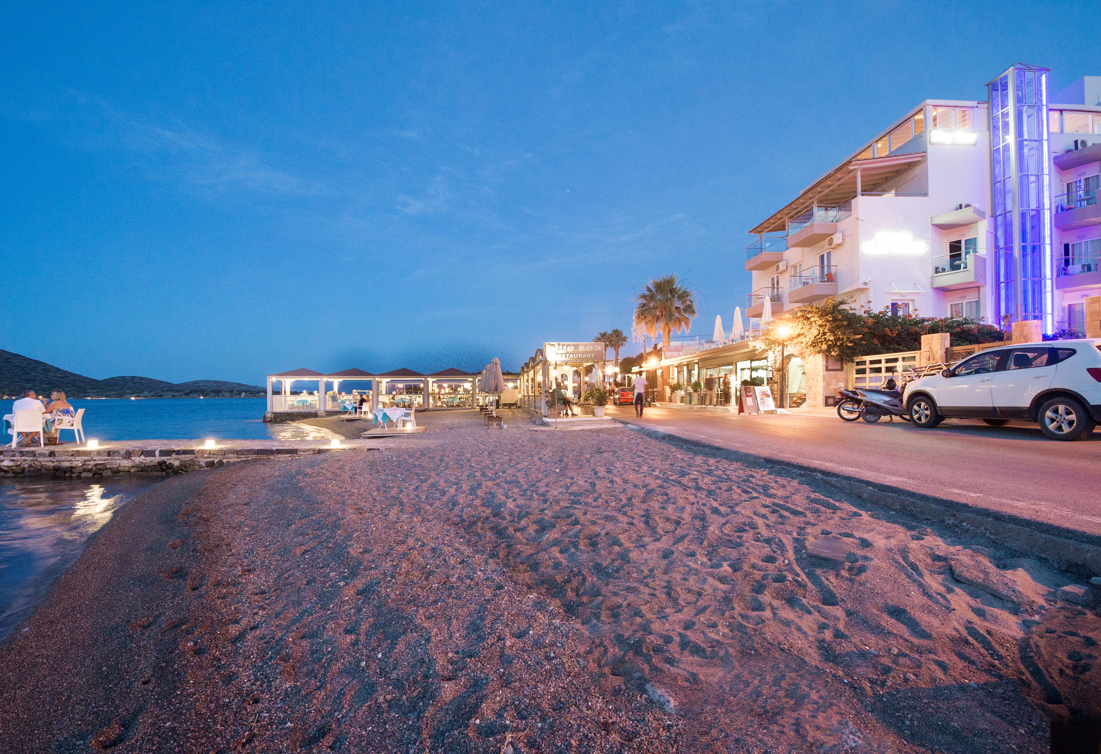 Un hotel frente a la playa con vista al mar, un restaurante y un estacionamiento.