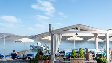 Am Strand, Liegestühle, Sonnenschirme