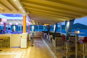 2 bars/lounges, poolside bar