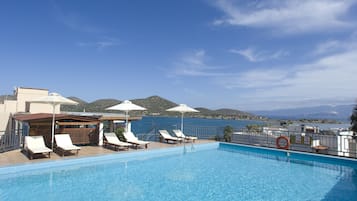 Outdoor pool, pool umbrellas, sun loungers