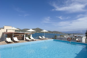 Piscina externa, guarda-sóis, espreguiçadeiras