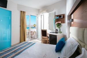 Quarto casal, vista para o jardim | Cofres nos quartos, escrivaninha, quartos à prova de som