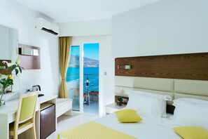 ダブルルーム パーシャルシービュー | セーフティボックス (室内)、デスク、防音設備、WiFi (無料)