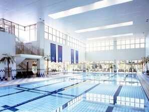 Una piscina techada, guardavidas en la propiedad