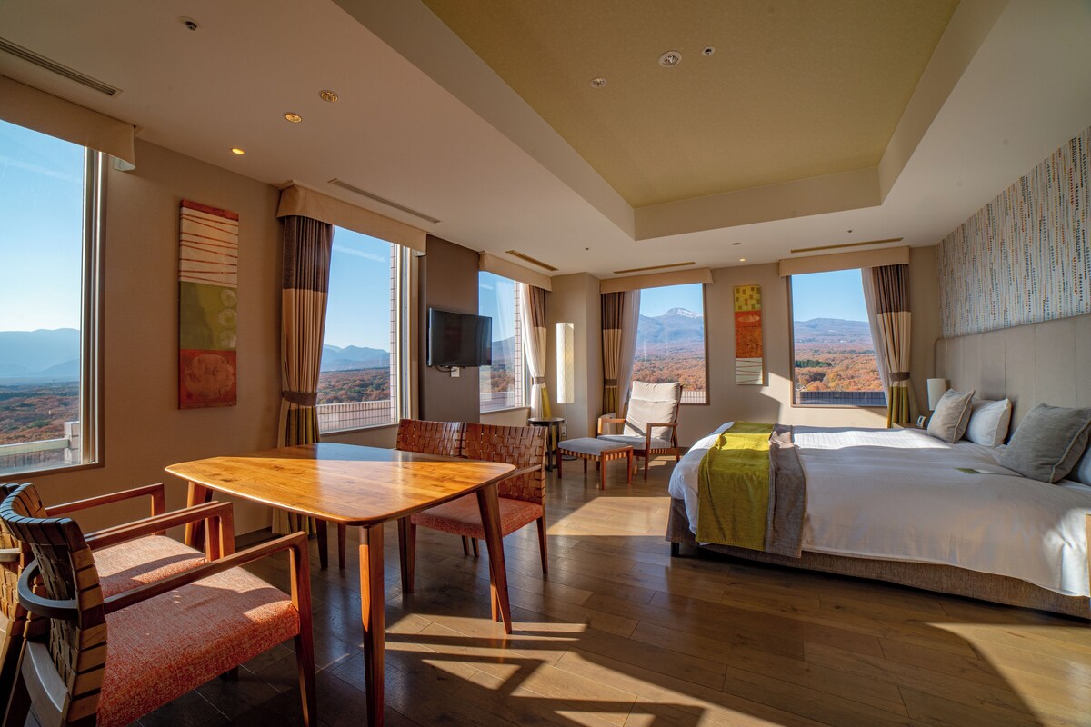 Junior Suite with Mountain View - In-Room French Dinner and Breakfast Included | In-room safe, desk, WiFi (free), bed sheets