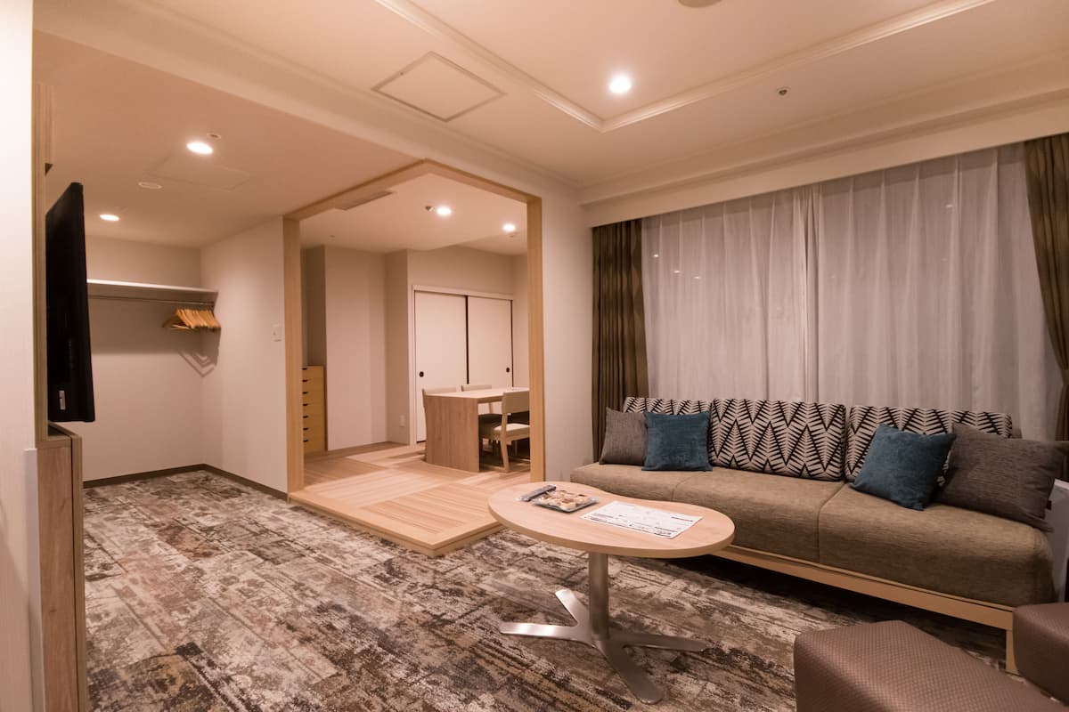 Deluxe Suite, Non Smoking, Corner (Main Tower)