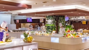 A buffet area with a central island displaying fresh fruits and vegetables, surrounded by staff in chef attire. - Hotel Epinard Nasu (Nasu)