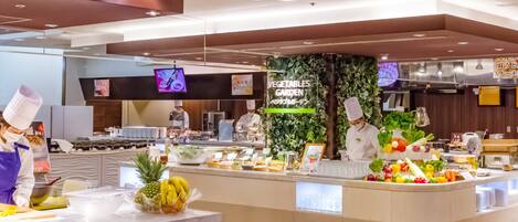 3 restaurants; breakfast, lunch, and dinner served