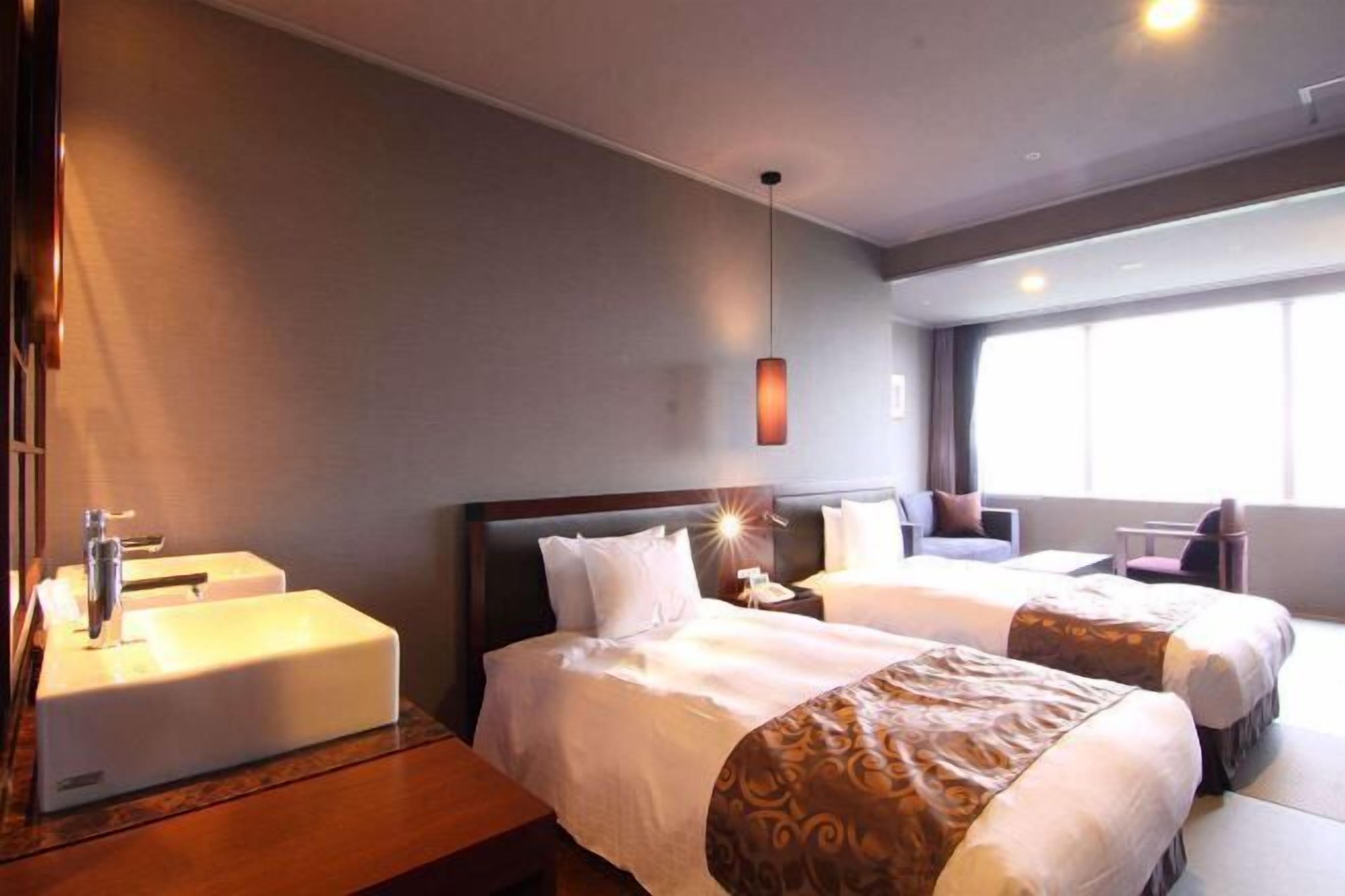 Caja de seguridad en la habitación y escritorio 