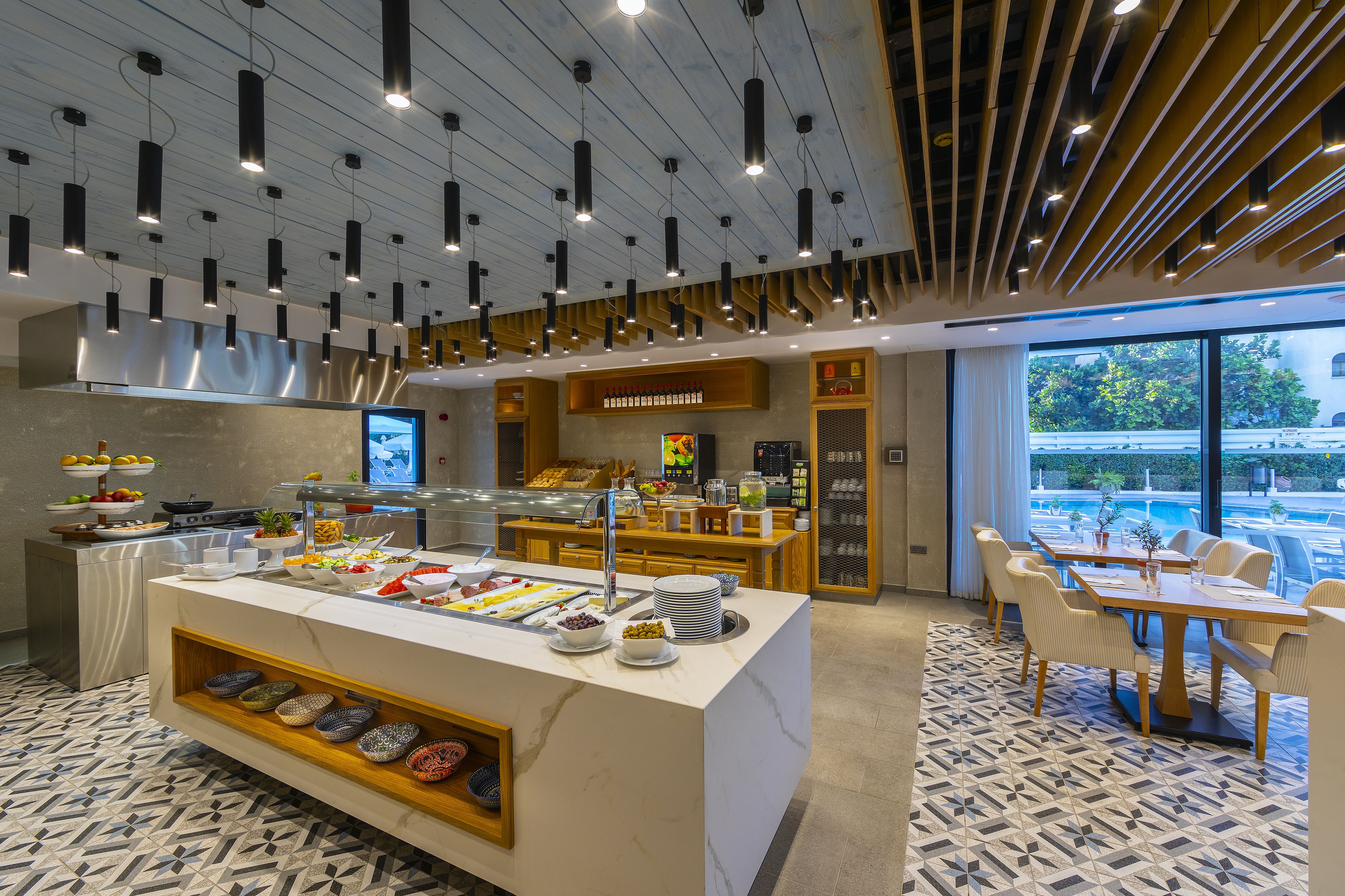 朝食 (ビュッフェ)、毎日提供 (1 名様 12 EUR)