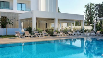 Bar junto a la piscina