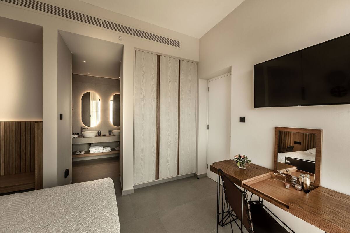 Premium bedding, Select Comfort beds, in-room safe, blackout drapes