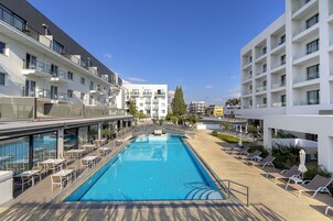 Outdoor pool, cabanas (surcharge), pool umbrellas