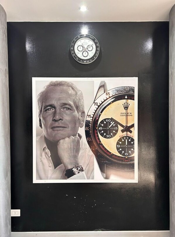 A wall with a large clock and a framed photo. - Daytona Business Hotel (Collecchio)