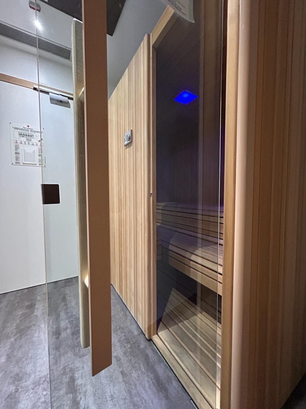 suite mini spa | hypo-allergenic bedding, pillow-top beds, minibar, in-room safe