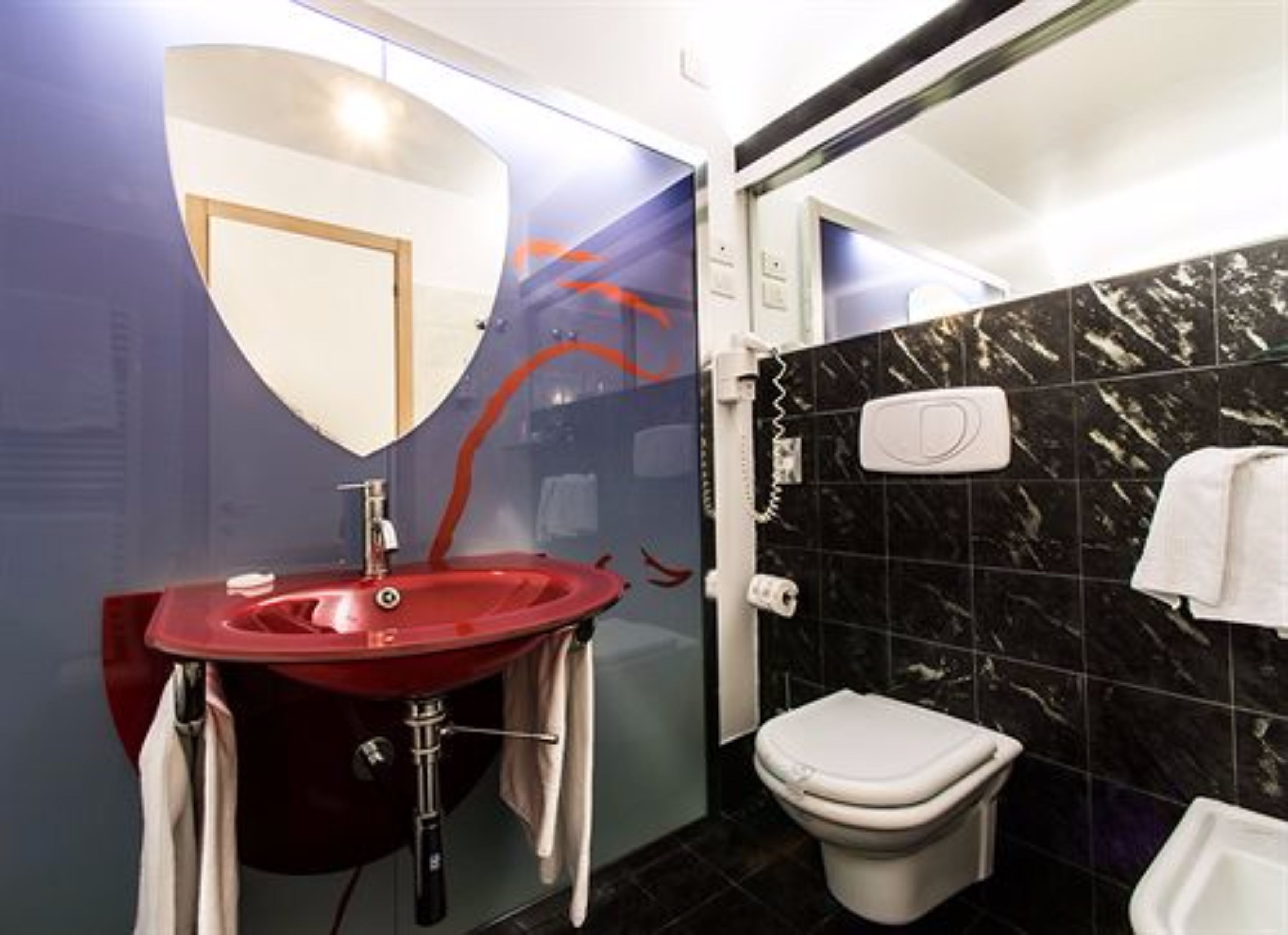 jetted bath, hydromassage showerhead, free toiletries, hair dryer