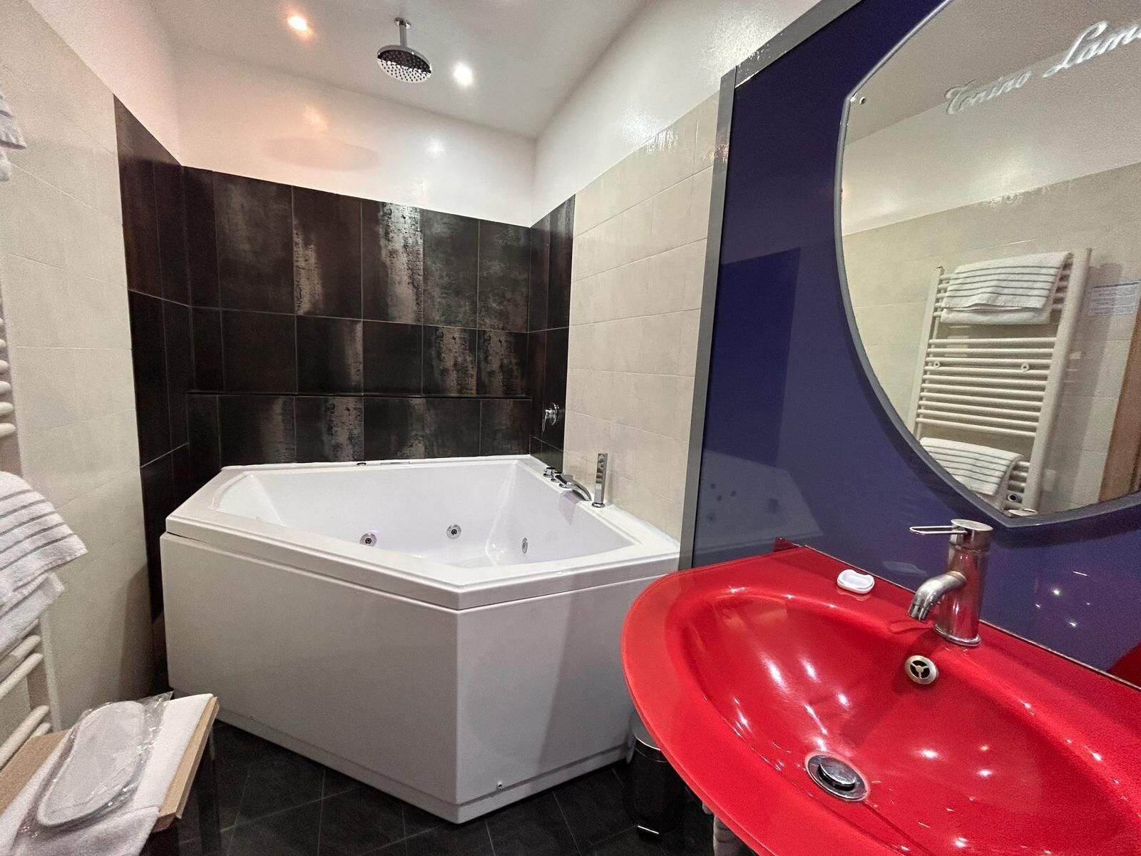 suite mini spa | hypo-allergenic bedding, pillow-top beds, minibar, in-room safe