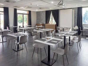 Free daily full breakfast 