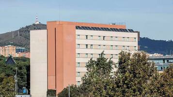 Un edificio de varios pisos con techo plano y paneles solares.
