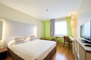 Escriptori, espai de treball apte per a portàtils i wifi gratuïta 