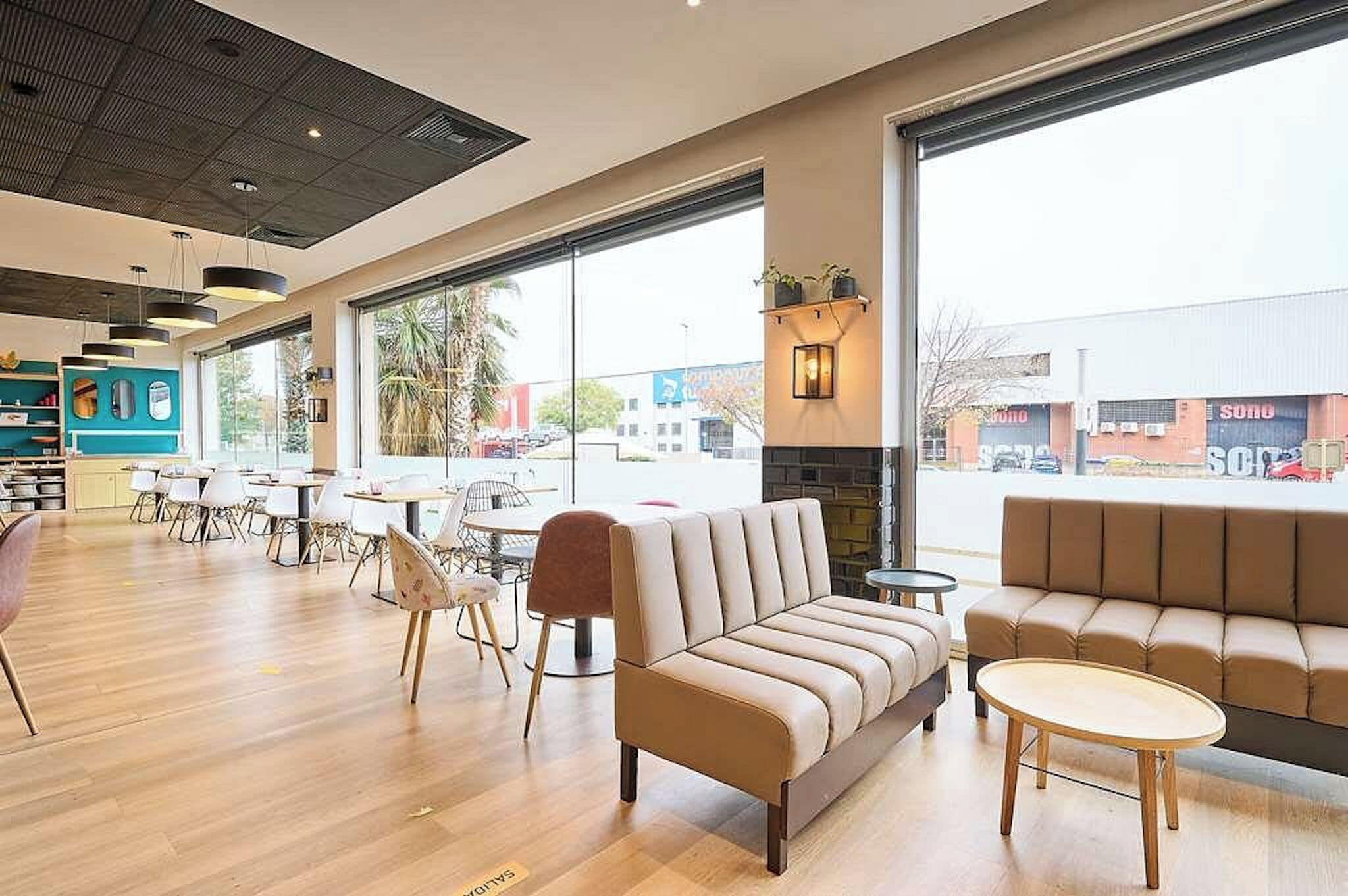 Breakfast and dinner served