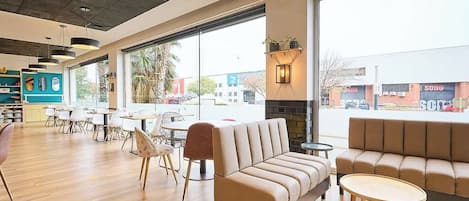 Petit déjeuner et dîner servis sur place