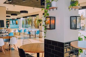 Breakfast and dinner served