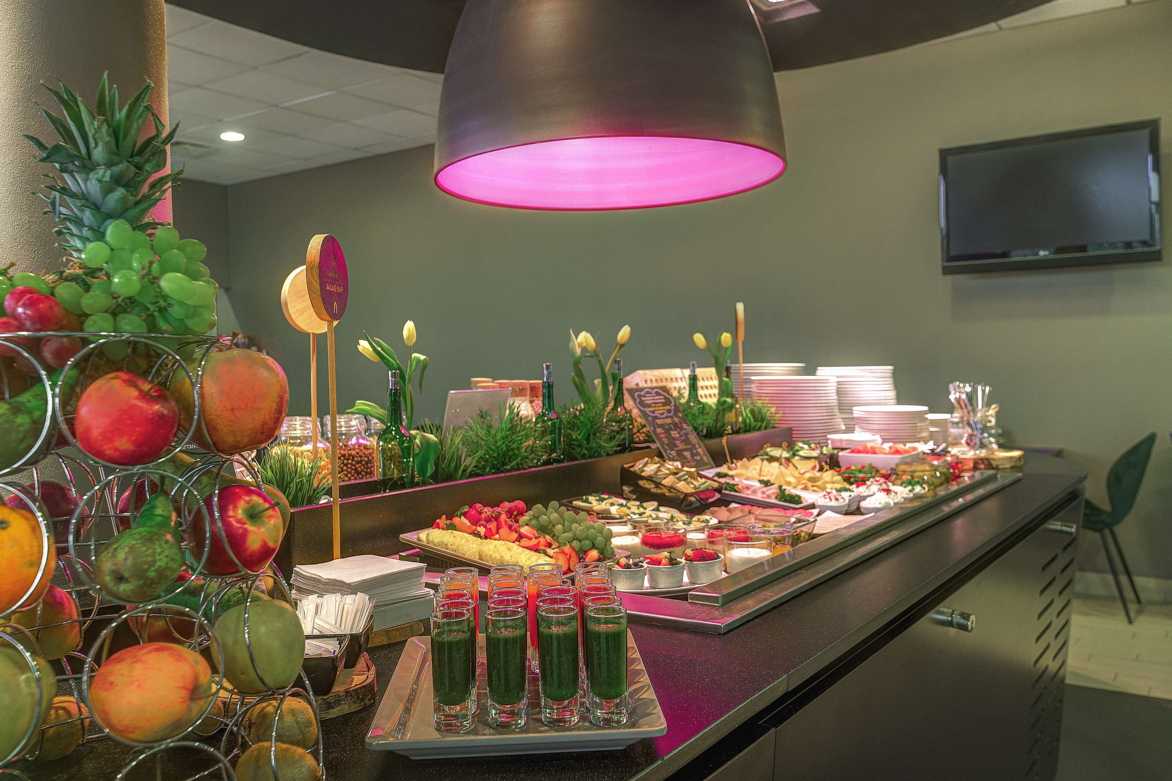 daily buffet breakfast (pln 48 per person)