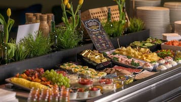 Daily buffet breakfast (PLN 48 per person)