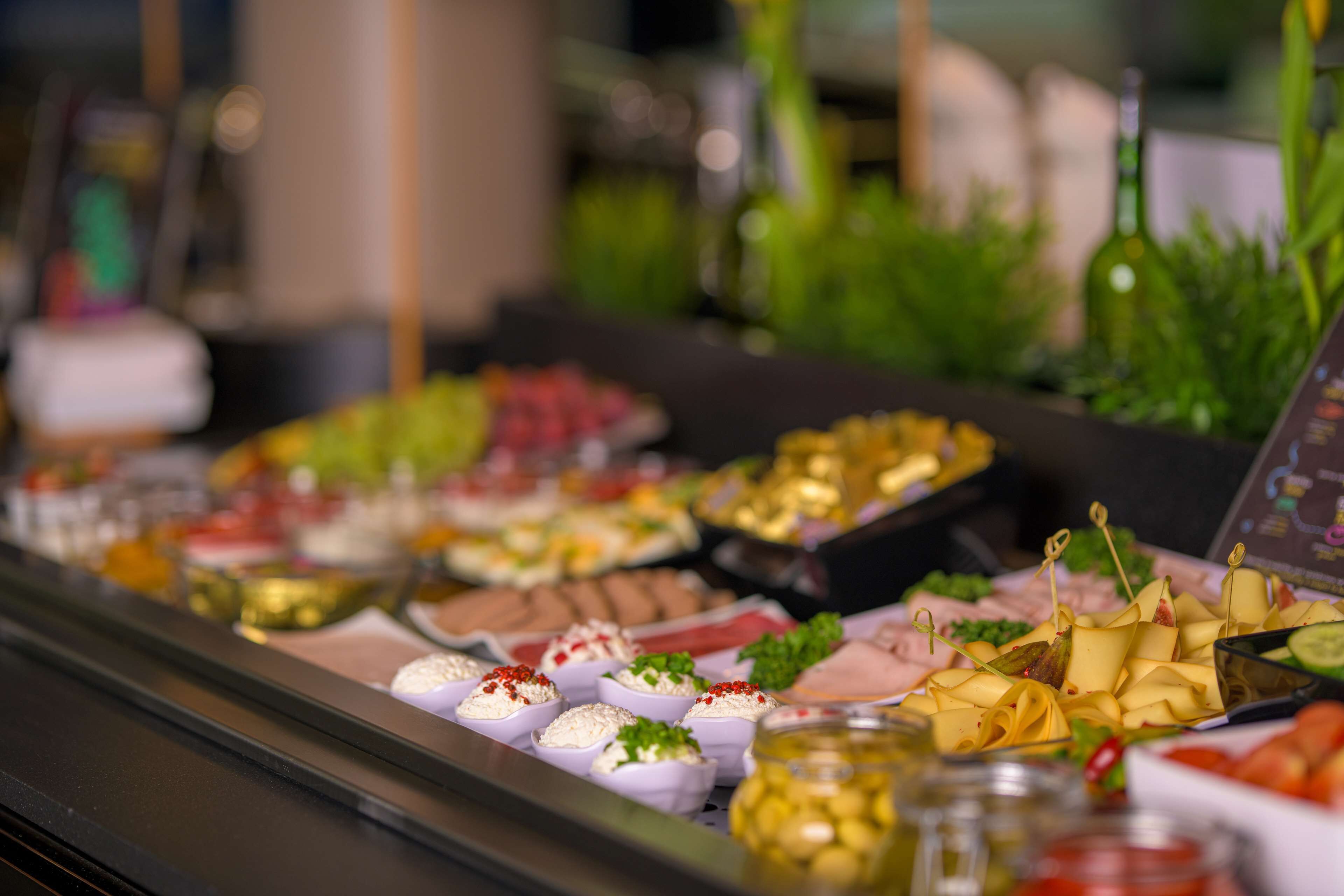 daily buffet breakfast (pln 48 per person)