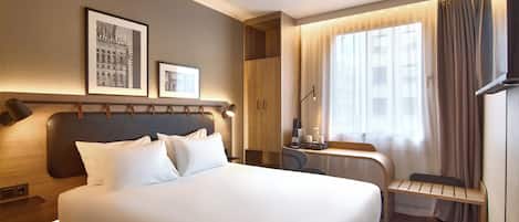 高級寝具、デスク、遮光カーテン、アイロン / アイロン台