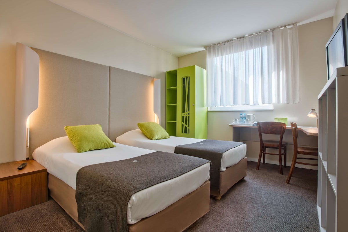 Ropa de cama de alta calidad, escritorio y cortinas blackout