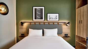 Biancheria da letto di alta qualità, una scrivania, tende oscuranti