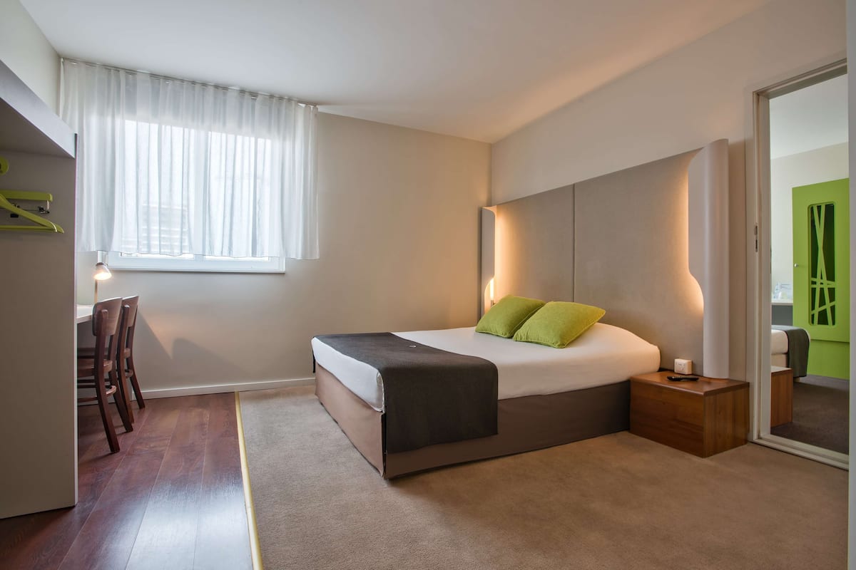 Ropa de cama de alta calidad, escritorio y cortinas blackout