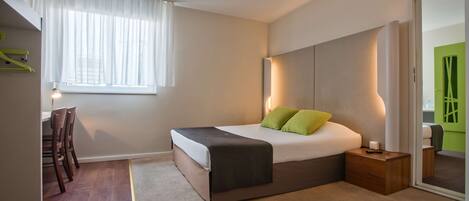 Luxe beddengoed, een bureau, verduisterende gordijnen