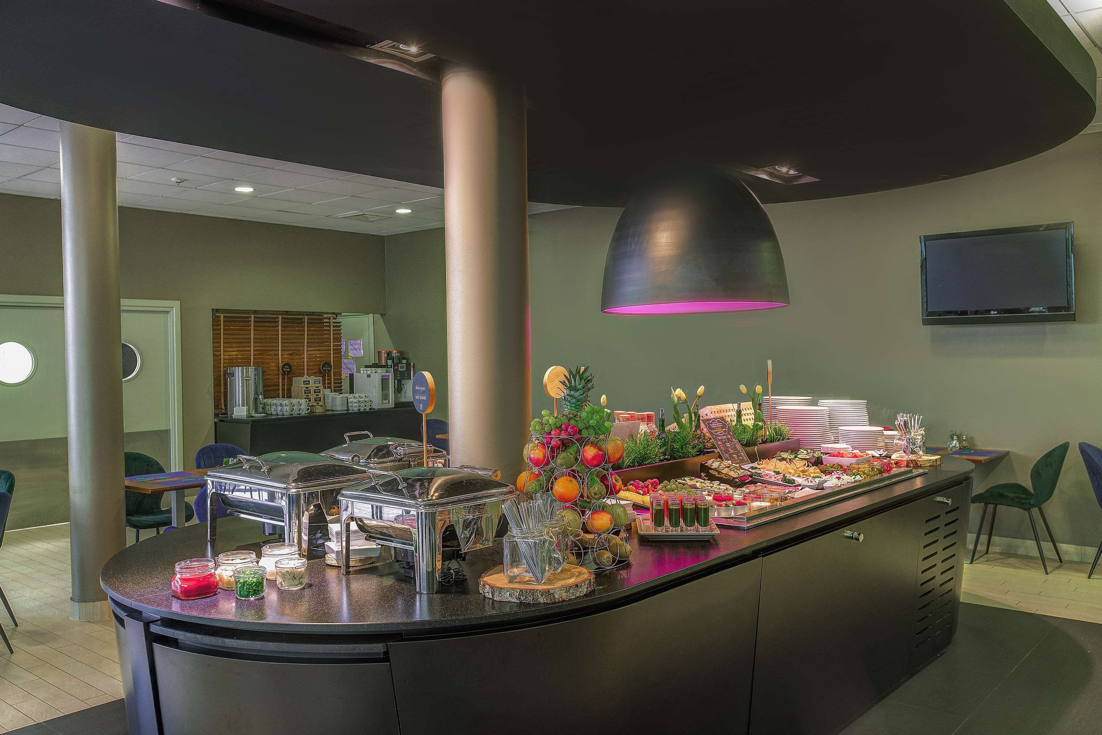 daily buffet breakfast (pln 48 per person)
