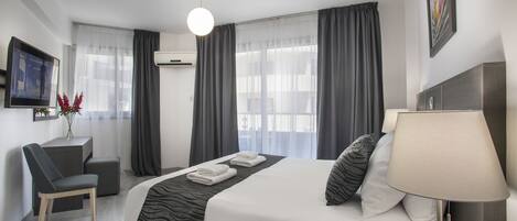 1 habitación, caja de seguridad en la habitación y escritorio