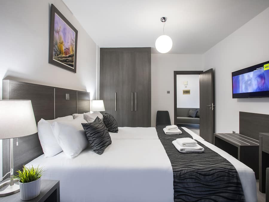 Apartamento superior, 3 quartos, sacada, vista para a cidade | Cofres nos quartos, escrivaninha, quartos à prova de som