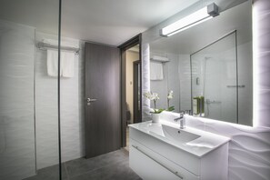 Leilighet – superior, 2 soverom, balkong, byutsikt | Vask på badet