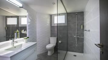 Superior Apartment, Balcony, City View (Family) | Bathroom | Towels